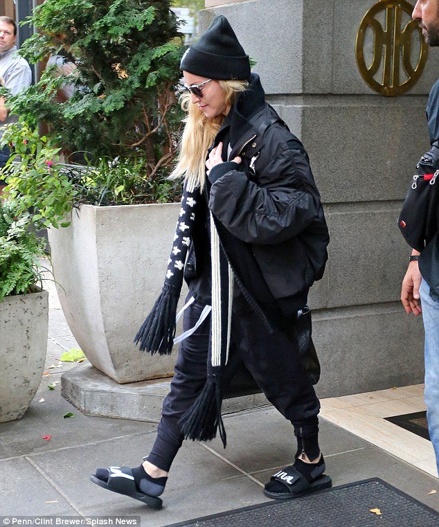 Η Μαντόνα όπως δεν την έχετε ξαναδεί: Στους δρόμους με κάλτσα και παντόφλα [εικόνες]  | iefimerida.gr 1