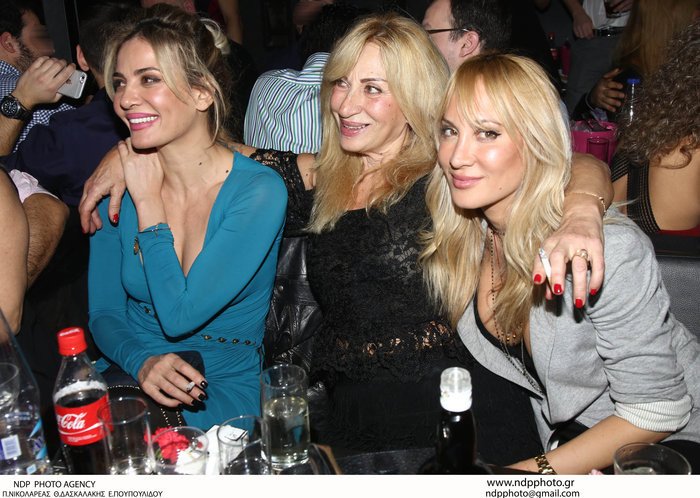 Οικογένεια Ματσούκα: Μαμά και κόρες στα μπουζούκια [εικόνες]  | iefimerida.gr 1