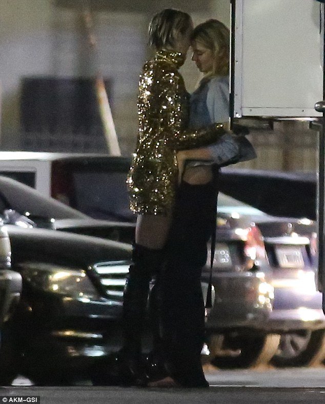 Το παθιασμένο φιλί της Μάιλι Σάιρους στην καυτή φιλενάδα της [εικόνες]  | iefimerida.gr 1