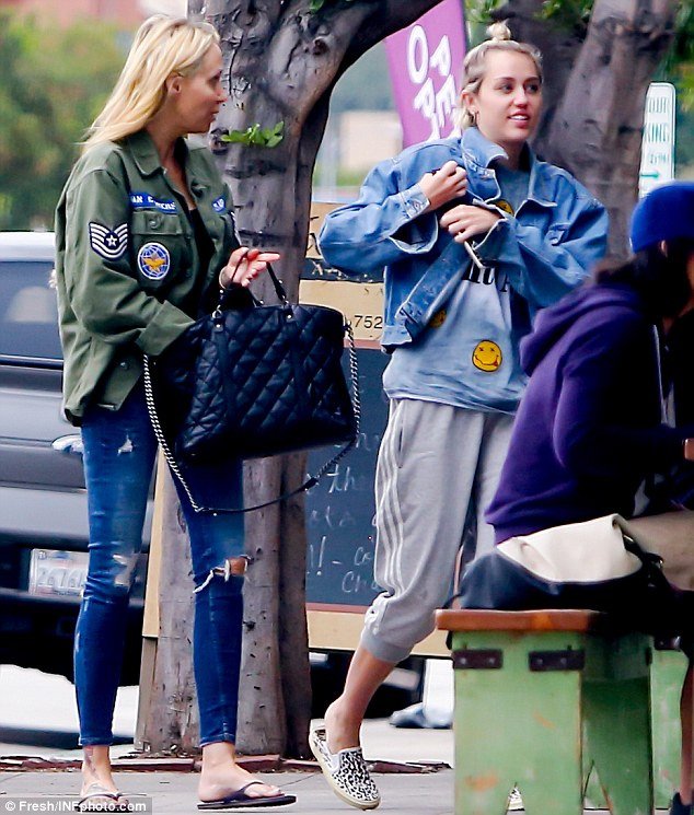 Μάιλι Σάιρους: Την στέλνει σε κλινική αποτοξίνωσης η μητέρα της [εικόνες]  | iefimerida.gr 4