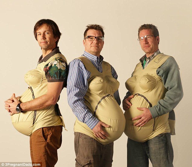 Τρεις μπαμπάδες με στολές εγκυμοσύνης 15 κιλών βιώνουν τον  ένατο μήνα κύησης [εικόνες] | iefimerida.gr 2