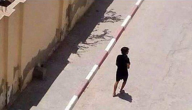 Τα τελευταία καρέ του μακελάρη της Τυνησίας λίγο πριν πέσει νεκρός από πυρά αστυνομικών [εικόνες]  | iefimerida.gr 2