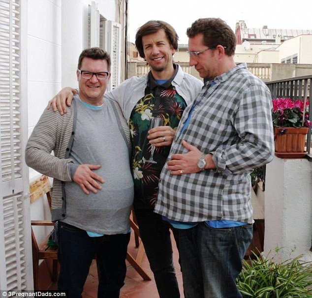 Τρεις μπαμπάδες με στολές εγκυμοσύνης 15 κιλών βιώνουν τον  ένατο μήνα κύησης [εικόνες] | iefimerida.gr 1