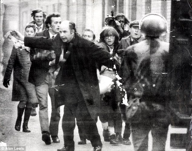 «Ματωμένη Κυριακή»: Βρετανός στρατιωτικός συλλαμβάνεται 40 χρόνια μετά το Μακελειό στη Βόρεια Ιρλανδία [εικόνες]  | iefimerida.gr 2