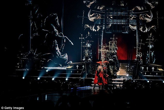 Ξέσπασε σε κλάματα πάνω στη σκηνή η Μαντόνα: «Εχασα τον γιο μου» [εικόνες & βίντεο]   | iefimerida.gr 0