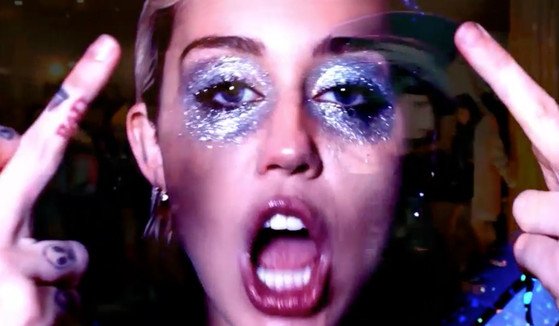 «Παρέλαση» διασημοτήτων στο νέο βίντεο κλιπ της Μαντόνα [εικόνες&βίντεο]  | iefimerida.gr 2