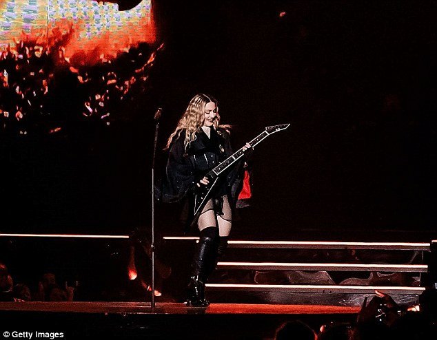 Ξέσπασε σε κλάματα πάνω στη σκηνή η Μαντόνα: «Εχασα τον γιο μου» [εικόνες & βίντεο]   | iefimerida.gr 1