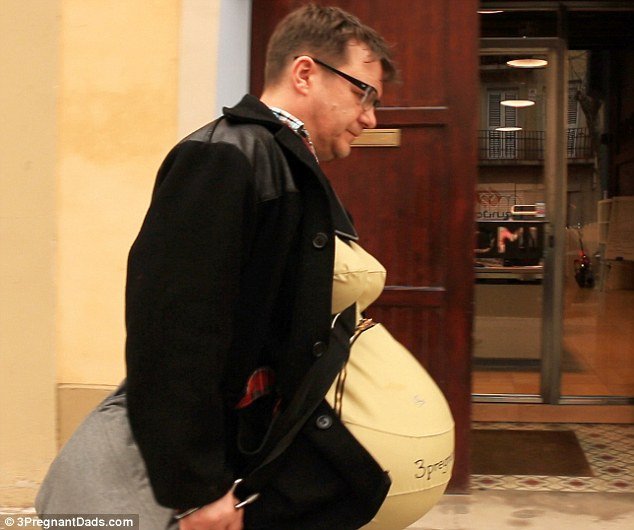 Τρεις μπαμπάδες με στολές εγκυμοσύνης 15 κιλών βιώνουν τον  ένατο μήνα κύησης [εικόνες] | iefimerida.gr 4