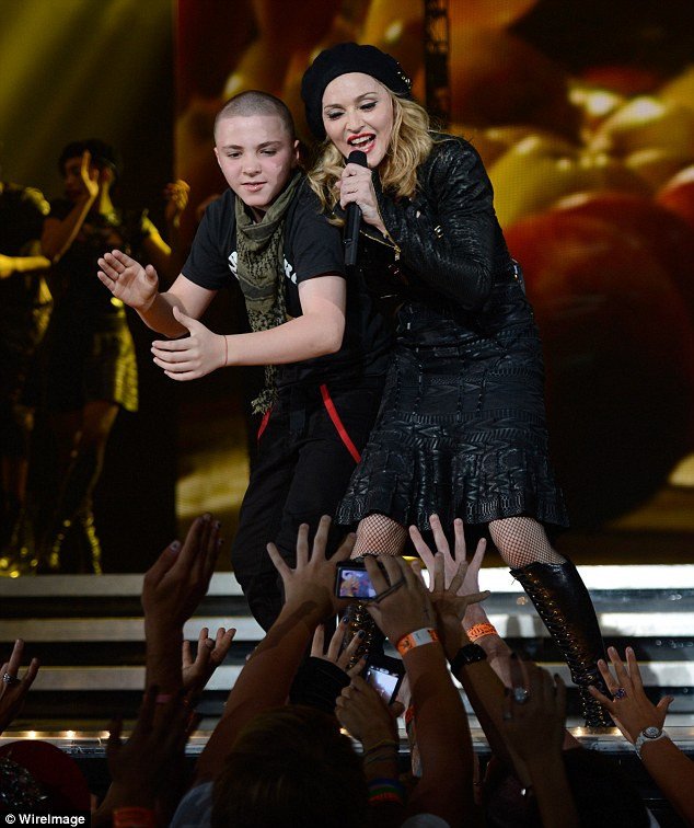 Ξέσπασε σε κλάματα πάνω στη σκηνή η Μαντόνα: «Εχασα τον γιο μου» [εικόνες & βίντεο]   | iefimerida.gr 2