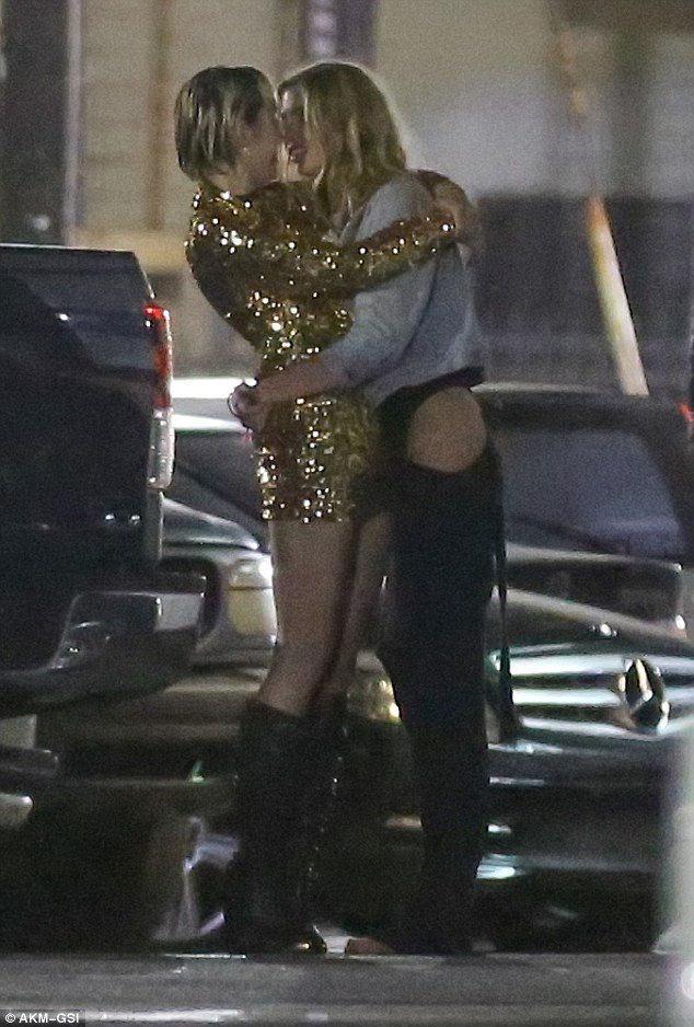 Το παθιασμένο φιλί της Μάιλι Σάιρους στην καυτή φιλενάδα της [εικόνες]  | iefimerida.gr 4