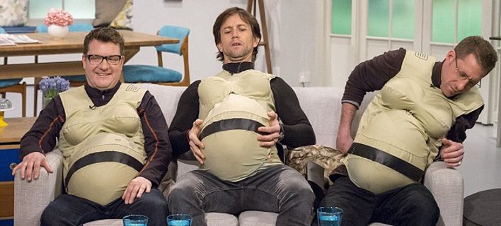 Τρεις μπαμπάδες με στολές εγκυμοσύνης 15 κιλών βιώνουν τον  ένατο μήνα κύησης [εικόνες] | iefimerida.gr 10