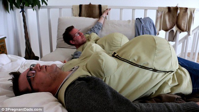 Τρεις μπαμπάδες με στολές εγκυμοσύνης 15 κιλών βιώνουν τον  ένατο μήνα κύησης [εικόνες] | iefimerida.gr 3