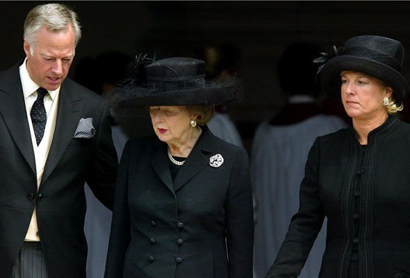 Στο σφυρί τα ρούχα της Θάτσερ -Τα κομμάτια που θα «πιάσουν» έως 700.000 ευρώ [εικόνες] | iefimerida.gr 3