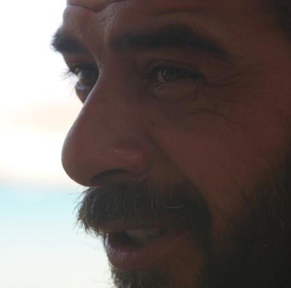 Ο φωτογράφος που έφτασε πρώτος στη Γαύδο και αντίκρισε τους 157 μετανάστες: «Μόλις με είδαν με αγκάλιαζαν κι έκλαιγαν» [εικόνες] | iefimerida.gr 14