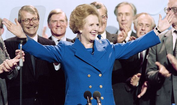 Στο σφυρί τα ρούχα της Θάτσερ -Τα κομμάτια που θα «πιάσουν» έως 700.000 ευρώ [εικόνες] | iefimerida.gr 1