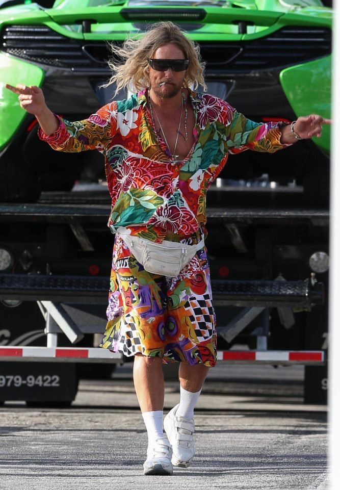 Αγνώριστος ο Μάθιου Μακόναχι -Αφησε μακρύ μαλλί, χίπικο στιλ [εικόνες] | iefimerida.gr 0