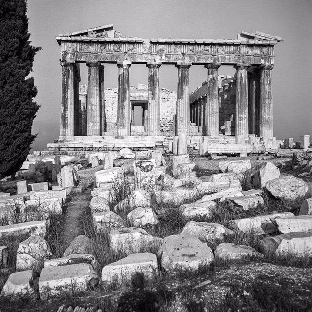 53 ασπρόμαυρες φωτογραφίες αρχαιολογικού ενδιαφέροντος, όπως η Ακρόπολη, η Αρχαία Αγορά, το Σούνιο, η Κνωσός, η Σαντορίνη, οι Μυκήνες, η Επίδαυρος και η Δήλος