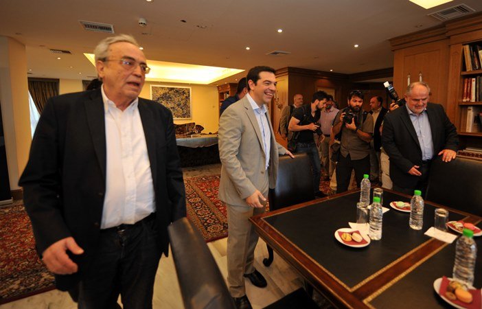 Ο Τσίπρας πειράζει τις γυναίκες δημοσιογράφους στο υπ. Παιδείας -Ο παροξυσμός των υπαλλήλων [βίντεο & εικόνες] | iefimerida.gr 3