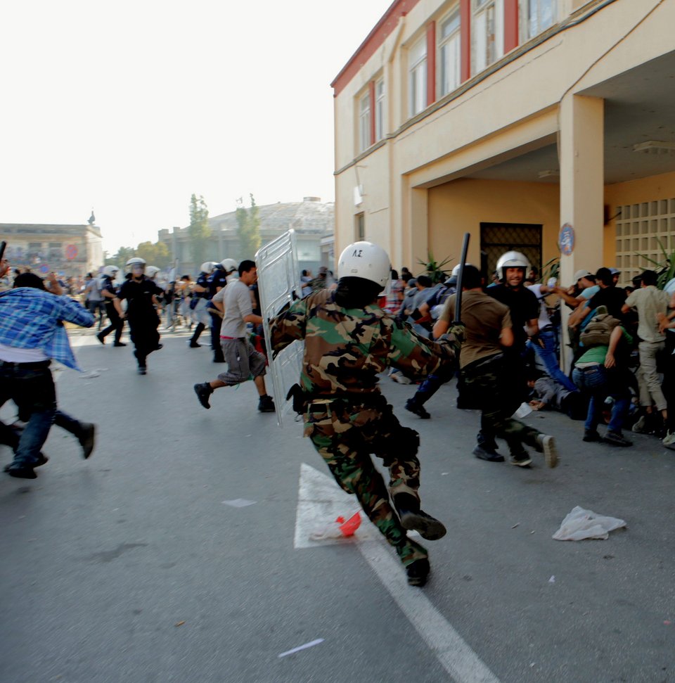 Πεδίο μάχης η Μυτιλήνη -Επεισόδια χωρίς τέλος ανάμεσα σε μετανάστες και αστυνομία [εικόνες] | iefimerida.gr 7