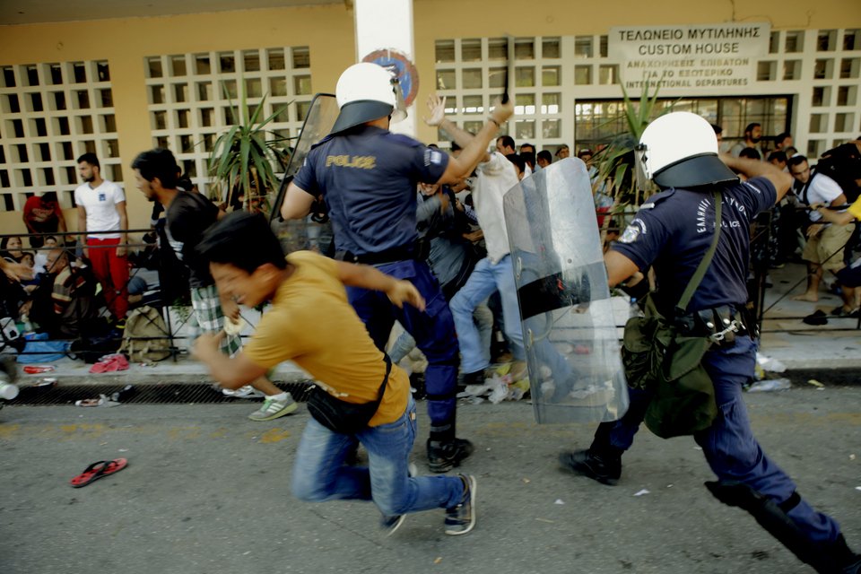 Πεδίο μάχης η Μυτιλήνη -Επεισόδια χωρίς τέλος ανάμεσα σε μετανάστες και αστυνομία [εικόνες] | iefimerida.gr 4