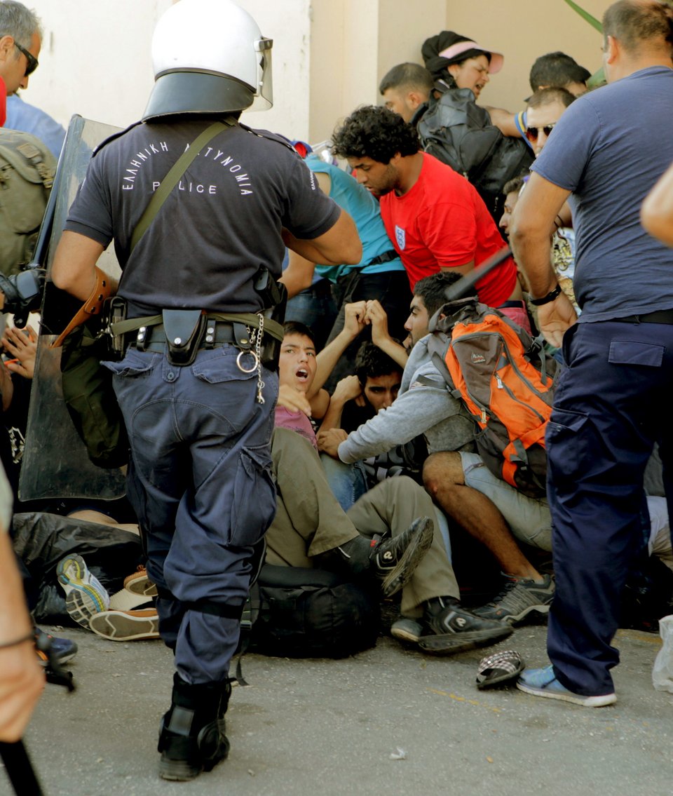 Πεδίο μάχης η Μυτιλήνη -Επεισόδια χωρίς τέλος ανάμεσα σε μετανάστες και αστυνομία [εικόνες] | iefimerida.gr 5
