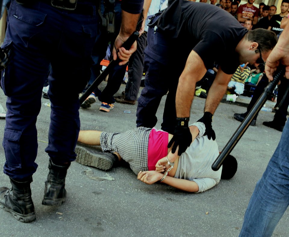 Πεδίο μάχης η Μυτιλήνη -Επεισόδια χωρίς τέλος ανάμεσα σε μετανάστες και αστυνομία [εικόνες] | iefimerida.gr 6