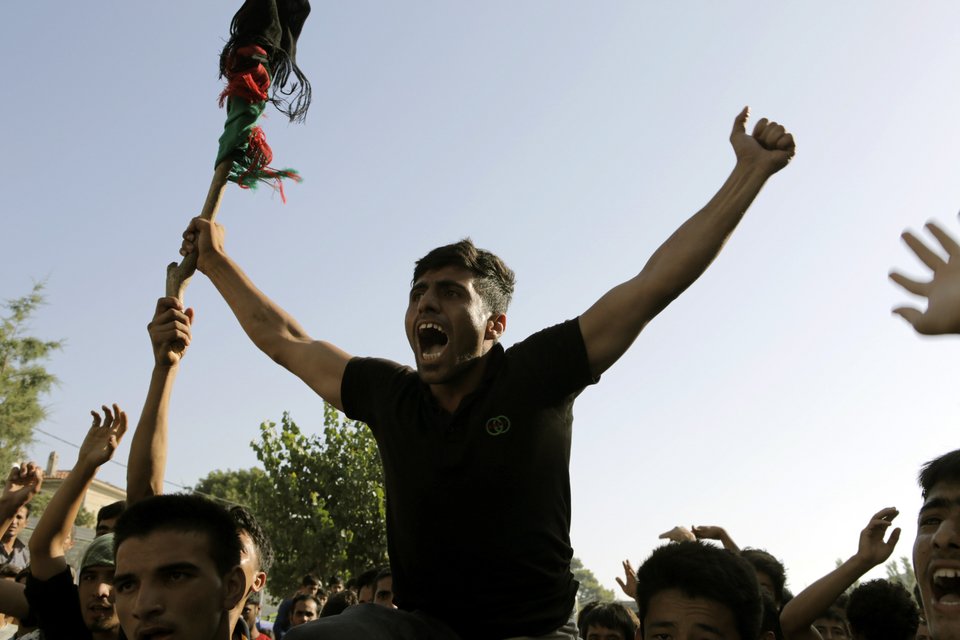 Πεδίο μάχης η Μυτιλήνη -Επεισόδια χωρίς τέλος ανάμεσα σε μετανάστες και αστυνομία [εικόνες] | iefimerida.gr 0