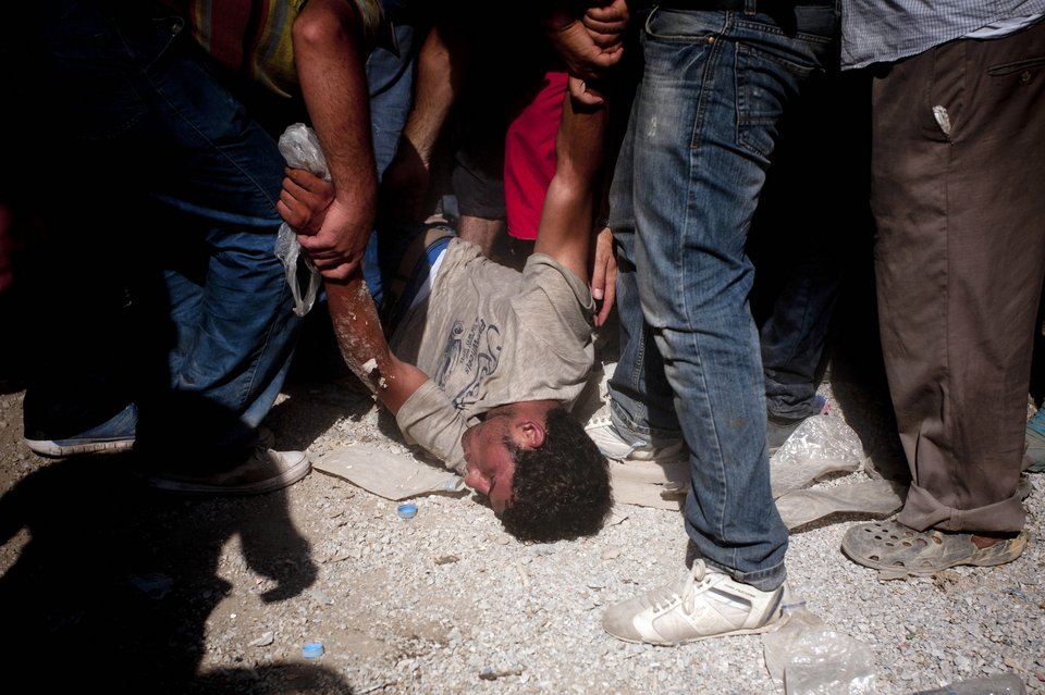 Πεδίο μάχης η Μυτιλήνη -Επεισόδια χωρίς τέλος ανάμεσα σε μετανάστες και αστυνομία [εικόνες] | iefimerida.gr 2