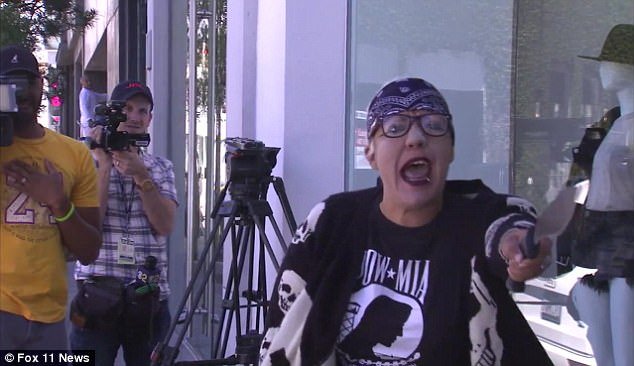 Ανω-κάτω οι Καρντάσιανς: Eνοπλη γυναίκα  εισέβαλε στην μπουτίκ τους [εικόνες & βίντεο] | iefimerida.gr 1