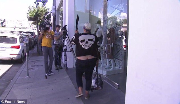 Ανω-κάτω οι Καρντάσιανς: Eνοπλη γυναίκα  εισέβαλε στην μπουτίκ τους [εικόνες & βίντεο] | iefimerida.gr 2