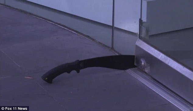 Ανω-κάτω οι Καρντάσιανς: Eνοπλη γυναίκα  εισέβαλε στην μπουτίκ τους [εικόνες & βίντεο] | iefimerida.gr 3