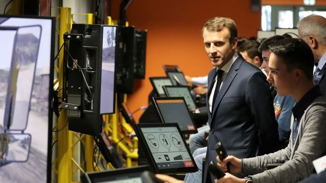 Ο Μακρόν επιτίθεται: Δουλέψτε αντί να το κάνετε μπουρδ@λο! | iefimerida.gr 0