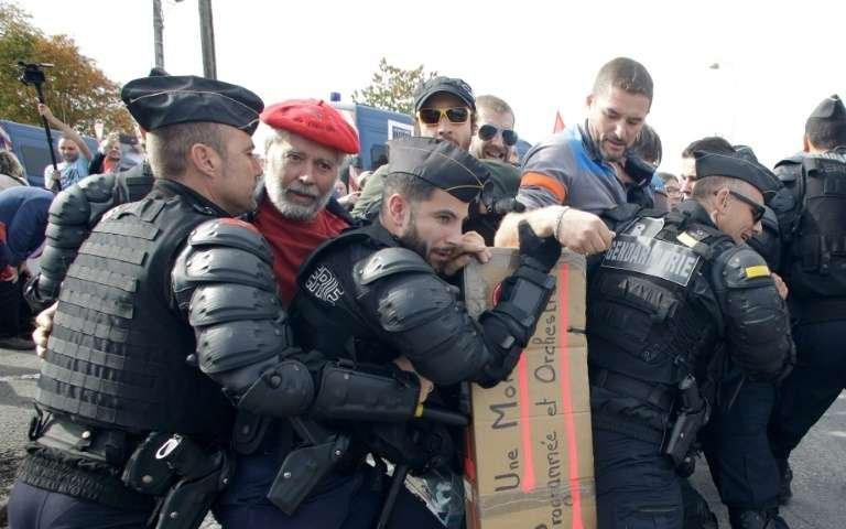 Ο Μακρόν επιτίθεται: Δουλέψτε αντί να το κάνετε μπουρδ@λο! | iefimerida.gr 1