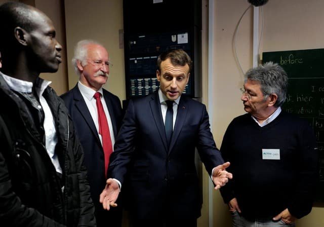 Ξηλώνουν τον διευθυντή του Nouvel Observateur που εμφάνισε τον Εμανουέλ Μακρόν με συρματοπλέγματα [εικόνα] | iefimerida.gr 1