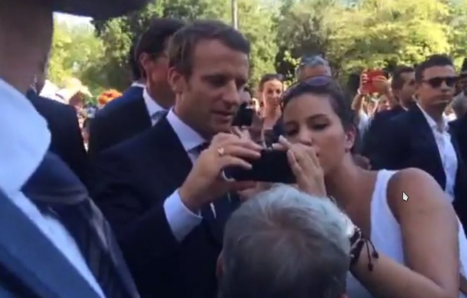 Η τελευταία έκπληξη των Μακρόν -Βόλτα σε Σύνταγμα-Ερμού, selfies και φιλιά με τον κόσμο! [εικόνες] | iefimerida.gr 11