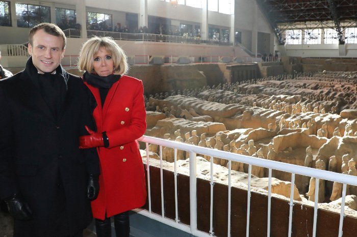 Το κατακόκκινο παλτό της Μπριζίτ Μακρόν στην Κίνα -Γιατί τη λατρεύουν οι Κινέζοι [εικόνες] | iefimerida.gr 6