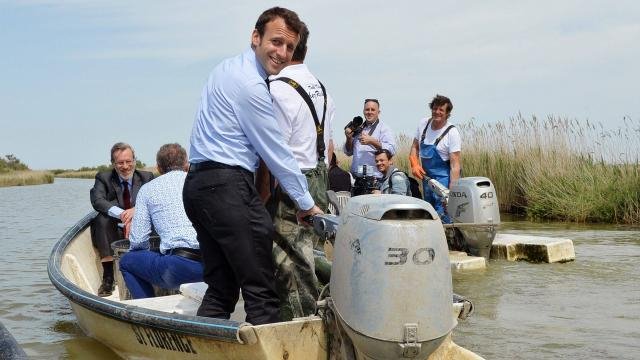 Τι έπαθε ο γάλλος υπουργός Εμανουέλ Μακρόν όταν βγήκε στο δρόμο να συναντήσει πολίτες [εικόνες+βίντεο] | iefimerida.gr 6