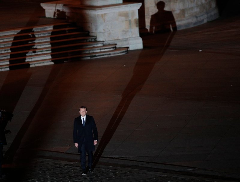 Με στιλ Μιτεράν ανέβηκε στην εξέδρα του Λούβρου ο Μακρόν -Ενθουσίασε τους οπαδούς του [εικόνες & βίντεο] | iefimerida.gr 2