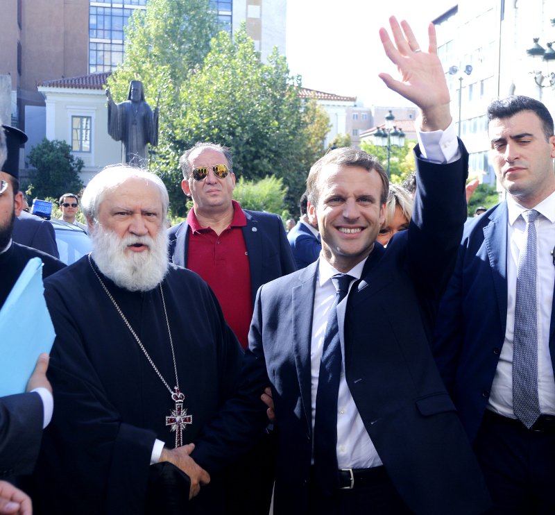 Η ολιγόλεπτη συζήτηση του Μακρόν με τον πατέρα Θωμά Συνοδινό [εικόνες] | iefimerida.gr 2