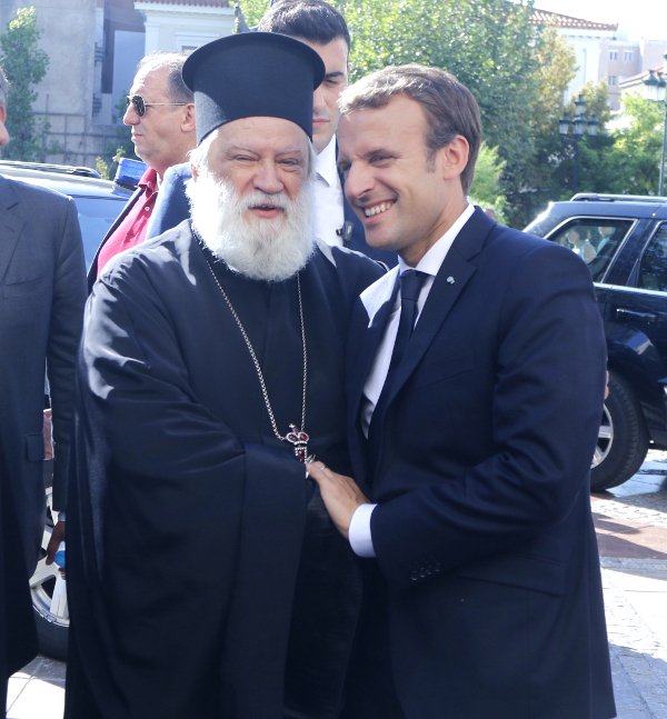 Η ολιγόλεπτη συζήτηση του Μακρόν με τον πατέρα Θωμά Συνοδινό [εικόνες] | iefimerida.gr 1