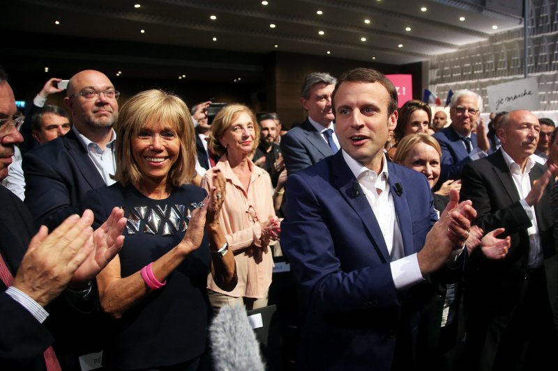 Μπερλουσκόνι για Μακρόν: Ενας νεαρός με μια όμορφη μαμά [εικόνες] | iefimerida.gr 2