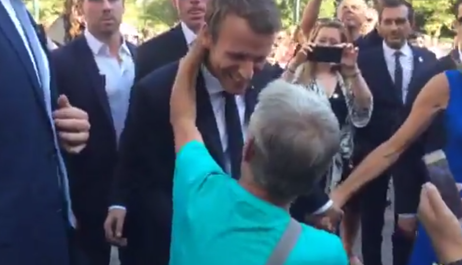 Η τελευταία έκπληξη των Μακρόν -Βόλτα σε Σύνταγμα-Ερμού, selfies και φιλιά με τον κόσμο! [εικόνες] | iefimerida.gr 20