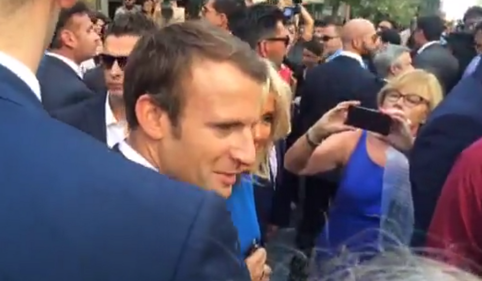 Η τελευταία έκπληξη των Μακρόν -Βόλτα σε Σύνταγμα-Ερμού, selfies και φιλιά με τον κόσμο! [εικόνες] | iefimerida.gr 24