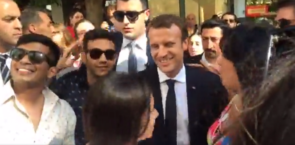 Η τελευταία έκπληξη των Μακρόν -Βόλτα σε Σύνταγμα-Ερμού, selfies και φιλιά με τον κόσμο! [εικόνες] | iefimerida.gr 25