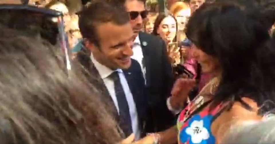 Η τελευταία έκπληξη των Μακρόν -Βόλτα σε Σύνταγμα-Ερμού, selfies και φιλιά με τον κόσμο! [εικόνες] | iefimerida.gr 26