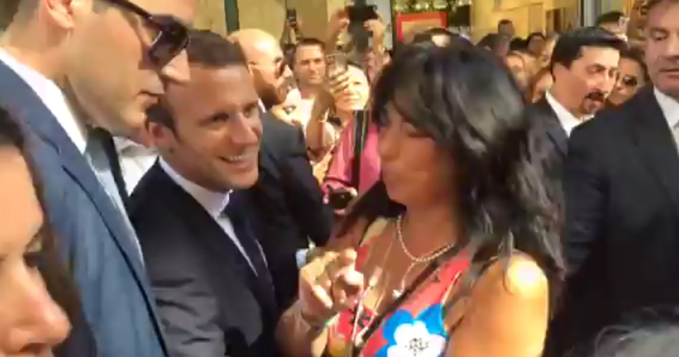 Η τελευταία έκπληξη των Μακρόν -Βόλτα σε Σύνταγμα-Ερμού, selfies και φιλιά με τον κόσμο! [εικόνες] | iefimerida.gr 27