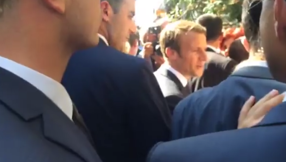 Η τελευταία έκπληξη των Μακρόν -Βόλτα σε Σύνταγμα-Ερμού, selfies και φιλιά με τον κόσμο! [εικόνες] | iefimerida.gr 29