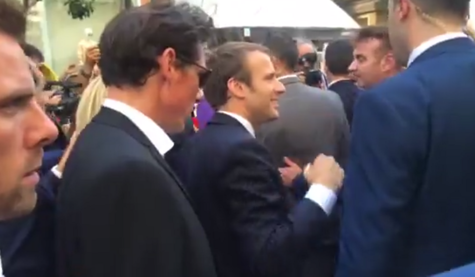 Η τελευταία έκπληξη των Μακρόν -Βόλτα σε Σύνταγμα-Ερμού, selfies και φιλιά με τον κόσμο! [εικόνες] | iefimerida.gr 30