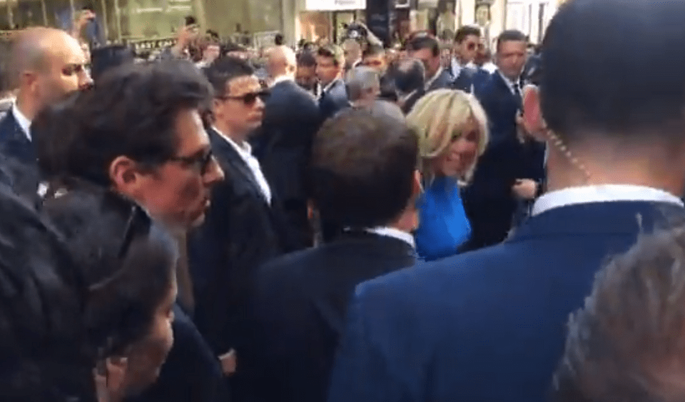 Η τελευταία έκπληξη των Μακρόν -Βόλτα σε Σύνταγμα-Ερμού, selfies και φιλιά με τον κόσμο! [εικόνες] | iefimerida.gr 31