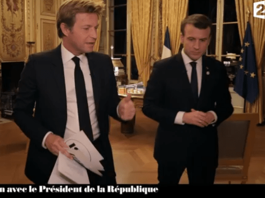 Το στιλ του Εμανουέλ Μακρόν που ξετρελαίνει: Εδωσε συνέντευξη... περπατώντας [εικόνες] | iefimerida.gr 0